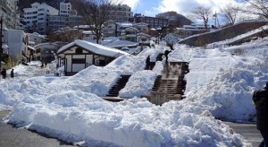 雪が積もった石段街
